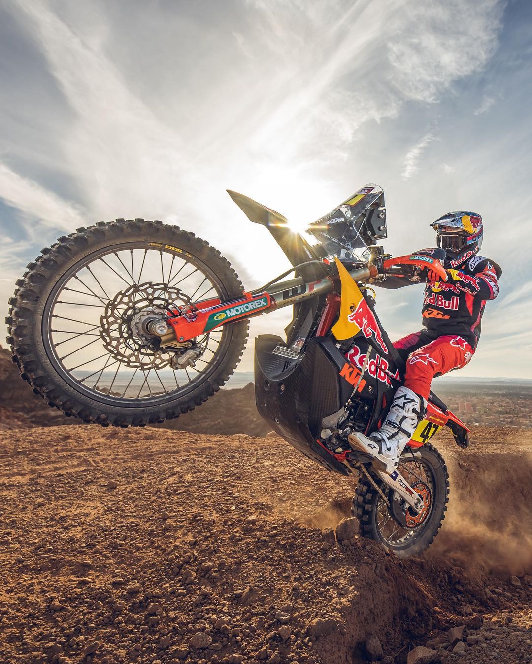 Los colores de Kevin Benavides en el Dakar 2024: 409808796_342239375087387_627417722676922106_n.jpg