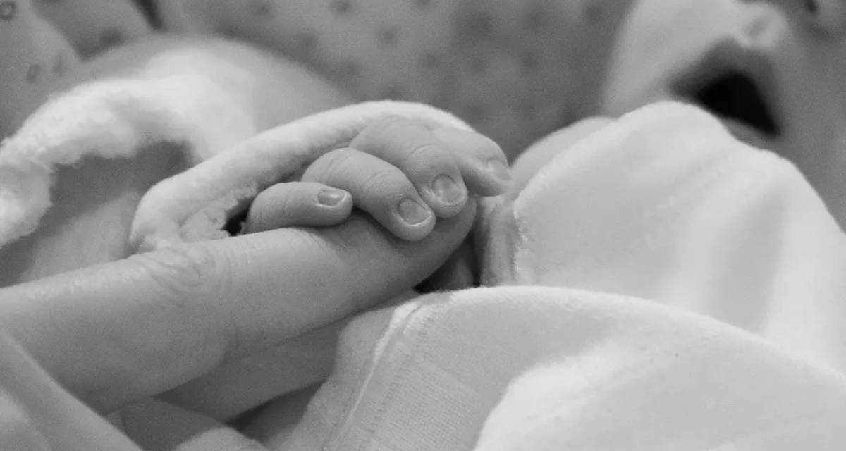 Max Verstappen y Kelly Piquet revelaron la primera imágen de su hija Lily