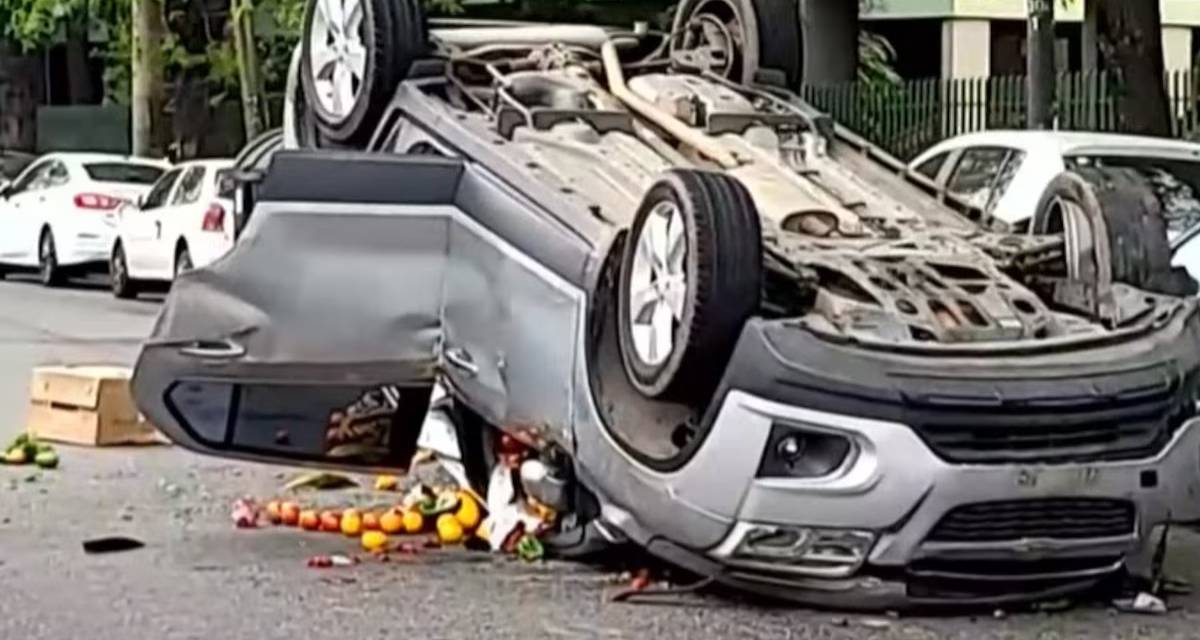 Parque Centenario: un conductor volcó y quedó inconsciente luego de colisionar con tres vehículos estacionados
