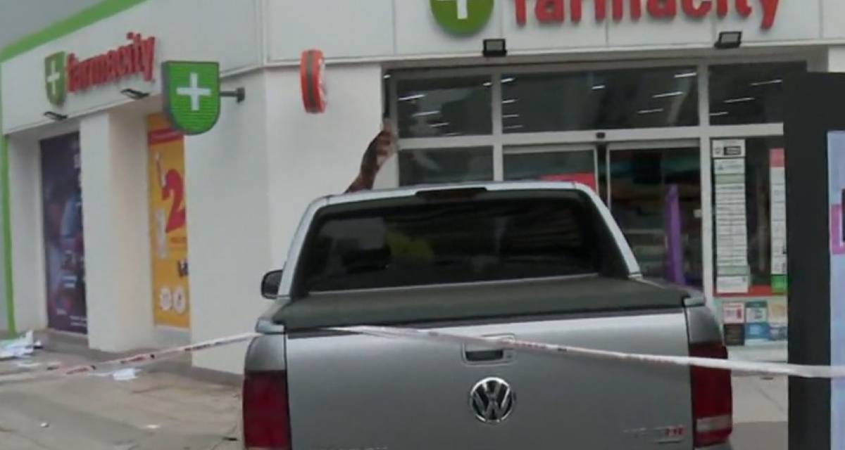 Impactante accidente en Caballito: una camioneta chocó contra una farmacia y hay tres heridos