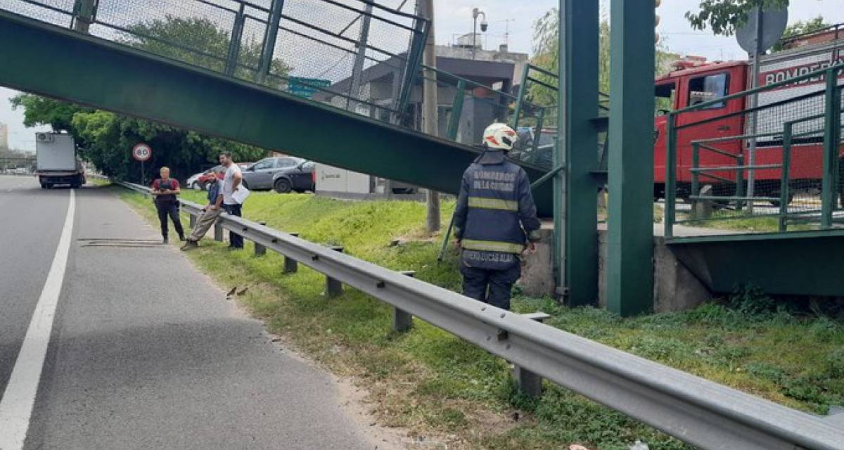Se cayó un puente peatonal cerca del autódromo Oscar y Juan Gálvez