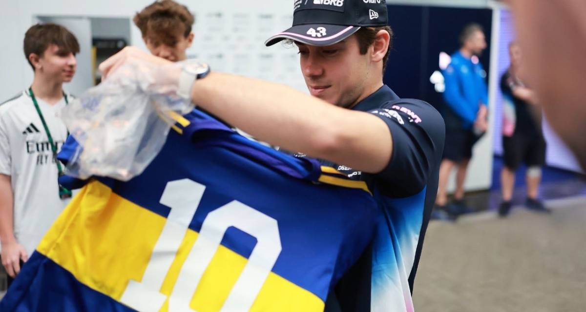 F1: ¡A lo Boca! Colapinto recibió una camiseta de Maradona en Brasil
