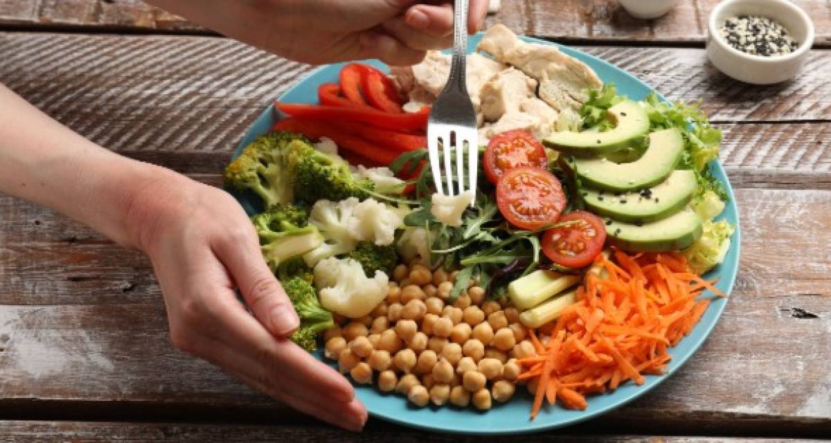 Salud y bienestar: el almuerzo saludable: clave para la energía y la productividad