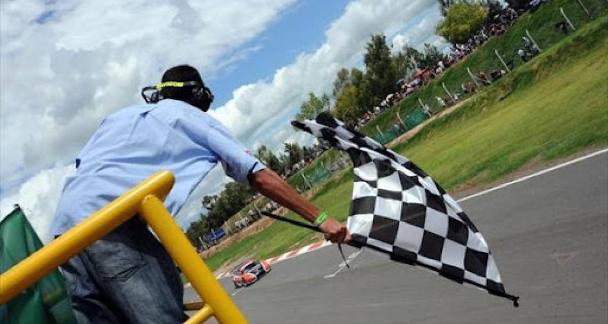 ¿Por qué las carreras terminan con una bandera a cuadros?