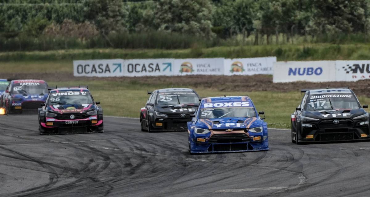 ¿Qué indicaciones reciben los pilotos en las curvas?