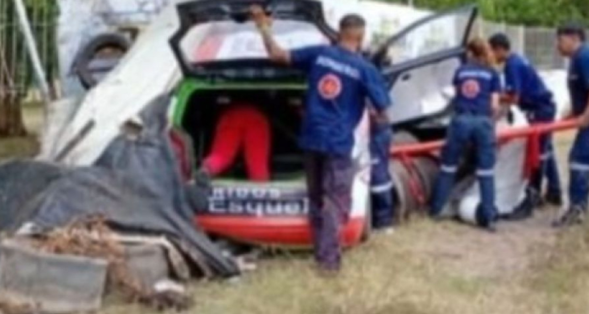 IMÁGENES SENSIBLES: se descompuso al volante, perdió el casco y le suspendieron la licencia