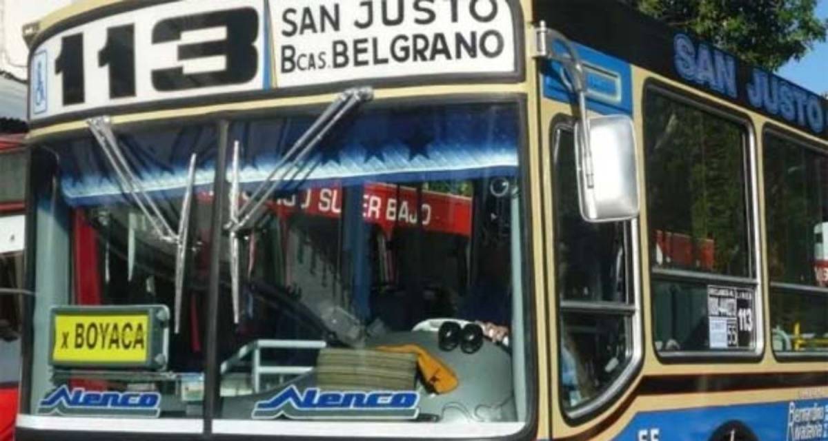 Un chofer tuvo un altercado con un pasajero y dejó el colectivo en marcha