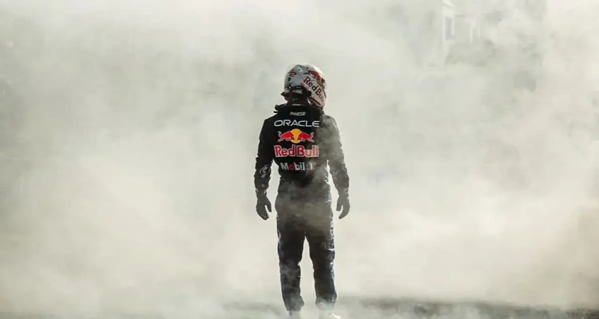 F1: Tsunoda y un susto en plena exhibición: su Red Bull terminó envuelto en llamas