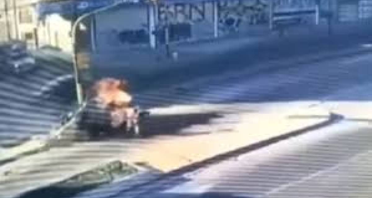 Un auto chocó con un colectivo y se prendió fuego en un impactante accidente