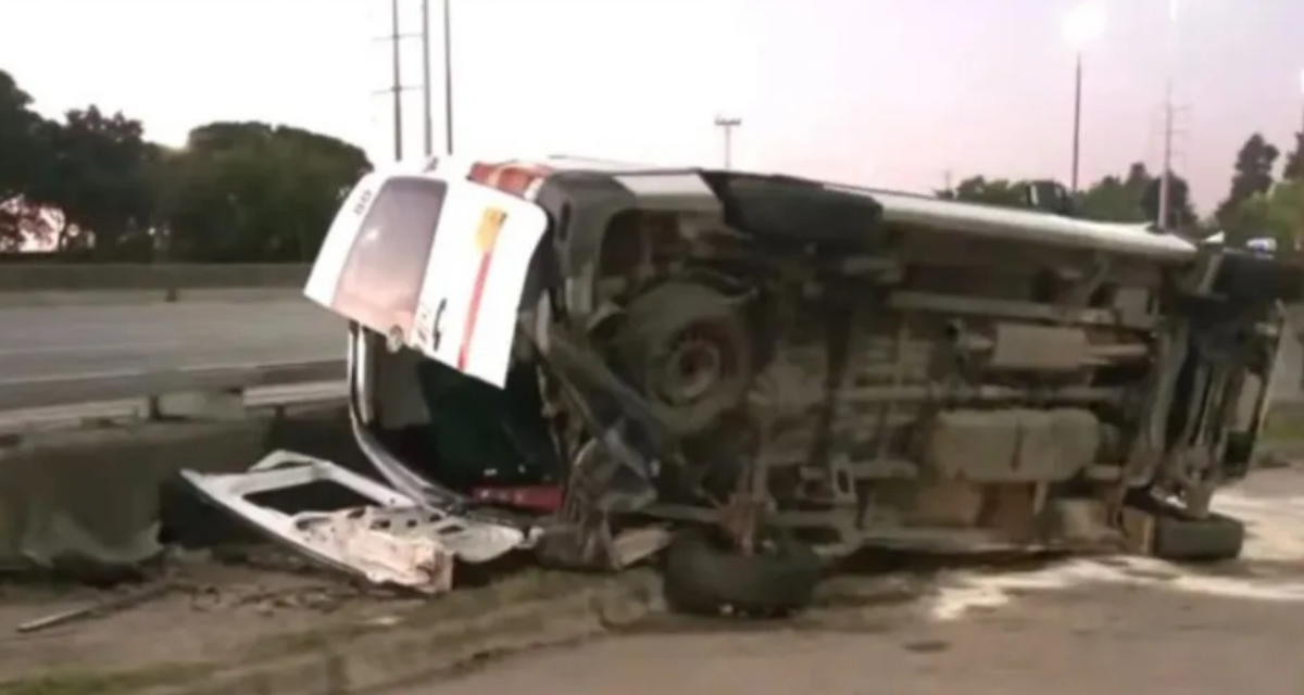Un fuerte choque entre dos camionetas en Autopista Ricchieri dejó un saldo de tres heridos