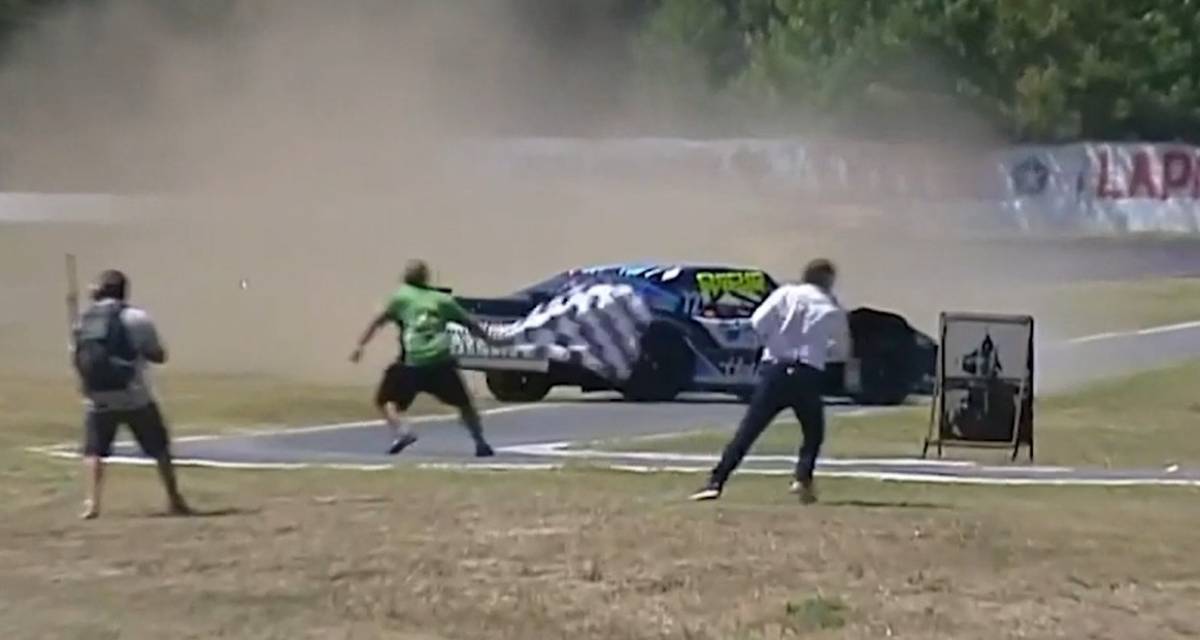 El peligroso accidente entre Granja, Rossi y Maggini, en la final de la Clase A del Procar 4000