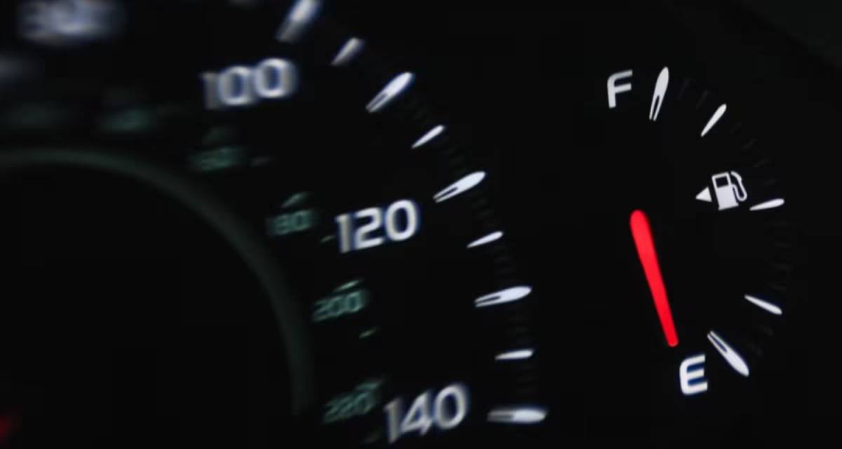 ¿Qué significado tiene la flecha al lado del surtidor de combustible en el tablero de un vehículo?