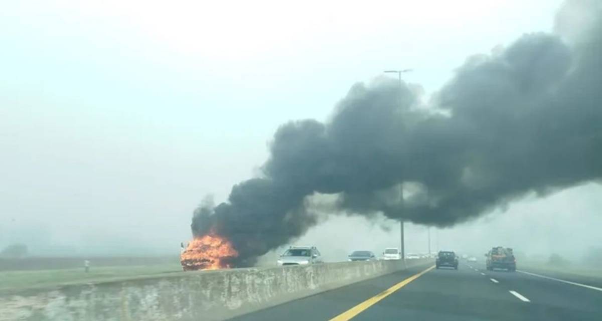 Un camión se prendió fuego en medio de la autopista Buenos Aires-La Plata
