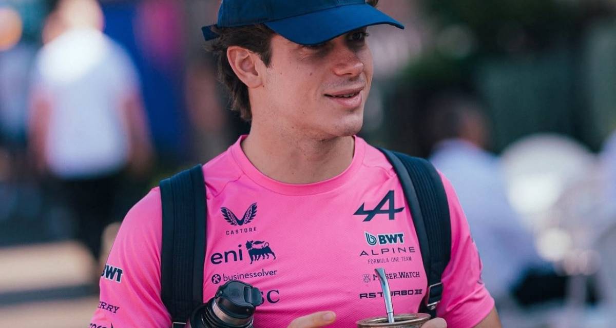 F1: ¡A lo Boca! Colapinto llegó con un particular accesorio al paddock de Albert Park