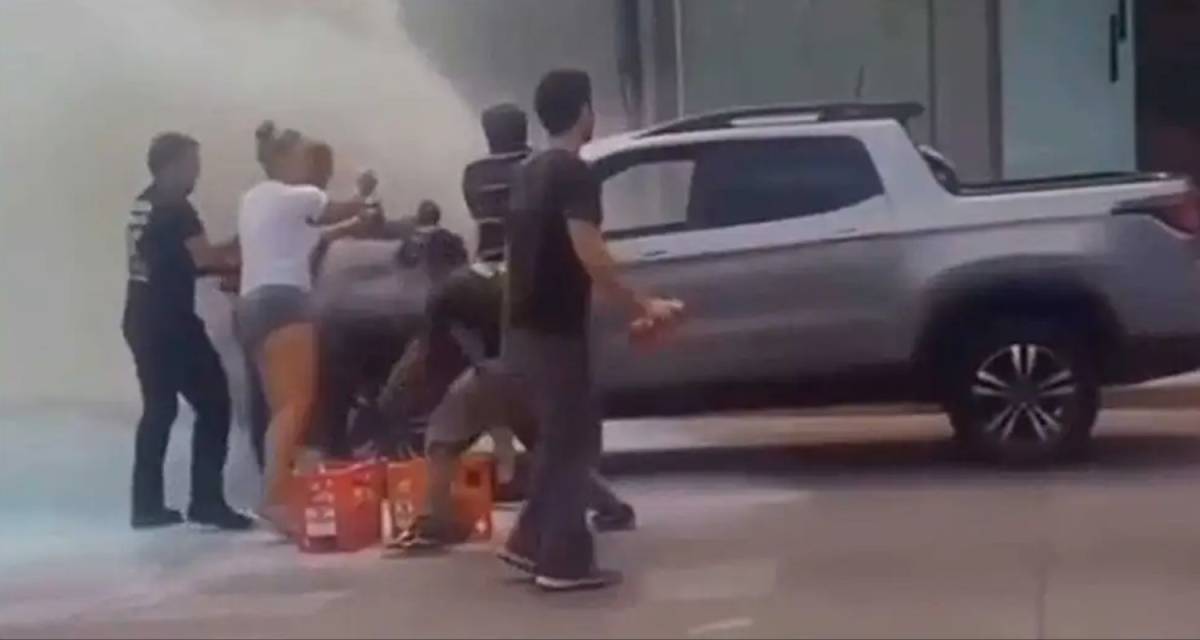 Una camioneta se prendió fuego y dos repartidores de soda apagaron el incendio a sifonazos