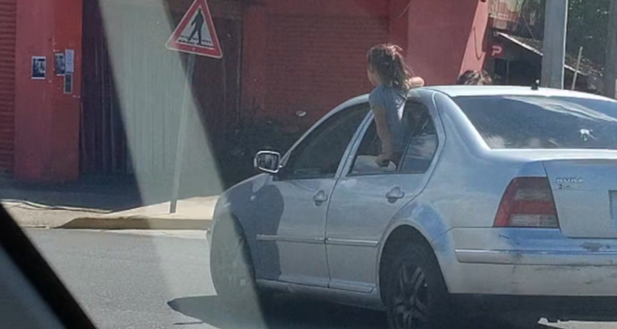 Imprudencia total en Acceso Oeste: dos nenas viajaban con el cuerpo fuera del vehículo en plena colectora