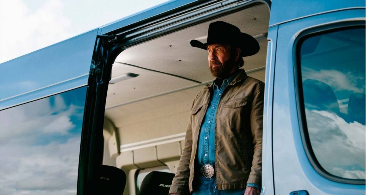 Falleció Chuck Norris: su historia ligada al automovilismo y su fanatismo por las joyas mecánicas