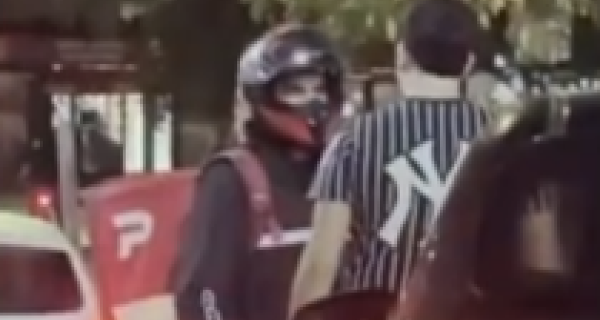 VIDEO: Un repartidor terminó a las trompadas con un automovilista en el medio de la calle