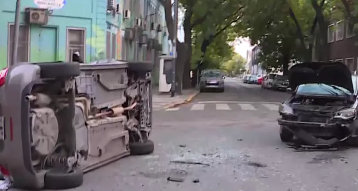 Choque y vuelco en Barracas: circulaba en contramano y dejó un saldo de dos heridos