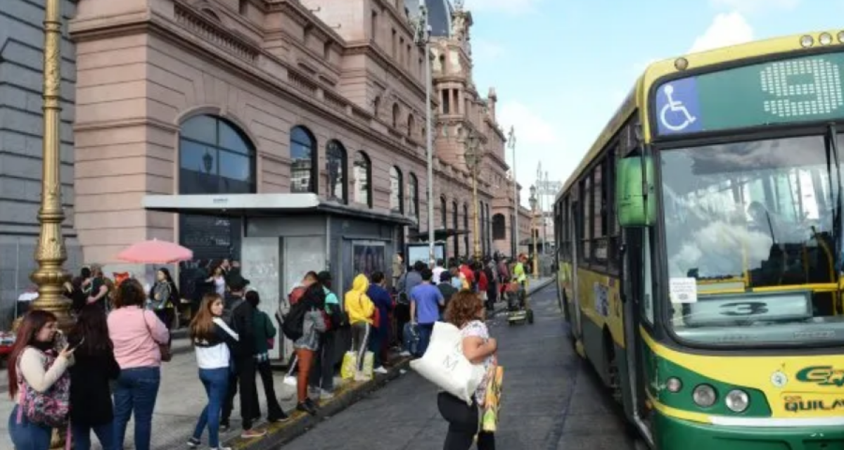 Largas filas por la reducción de colectivos debido al aumento del gasoil y un posible paro de colectivos para el miércoles