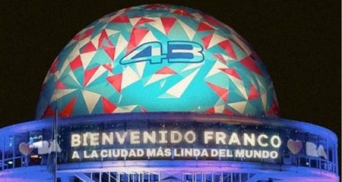 F1: ¡Su casco! El Planetario de la Ciudad de Buenos Aires le dio la bienvenida a Franco Colapinto