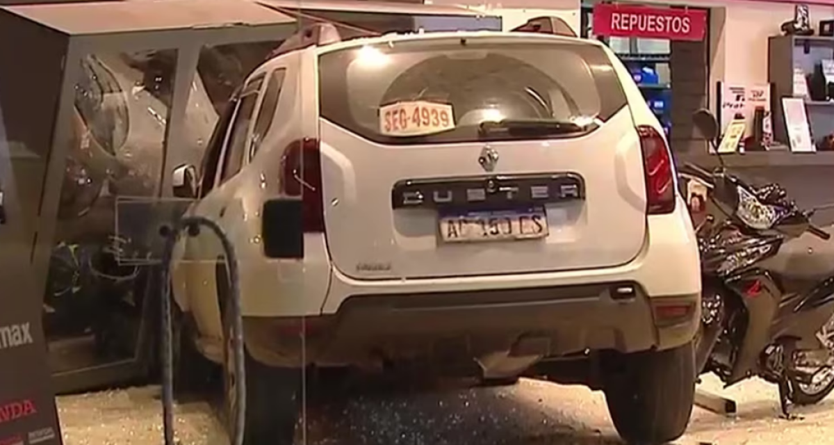 VIDEO: Accidente en Floresta: una camioneta chocó con una moto y terminó incrustada en una concesionaria