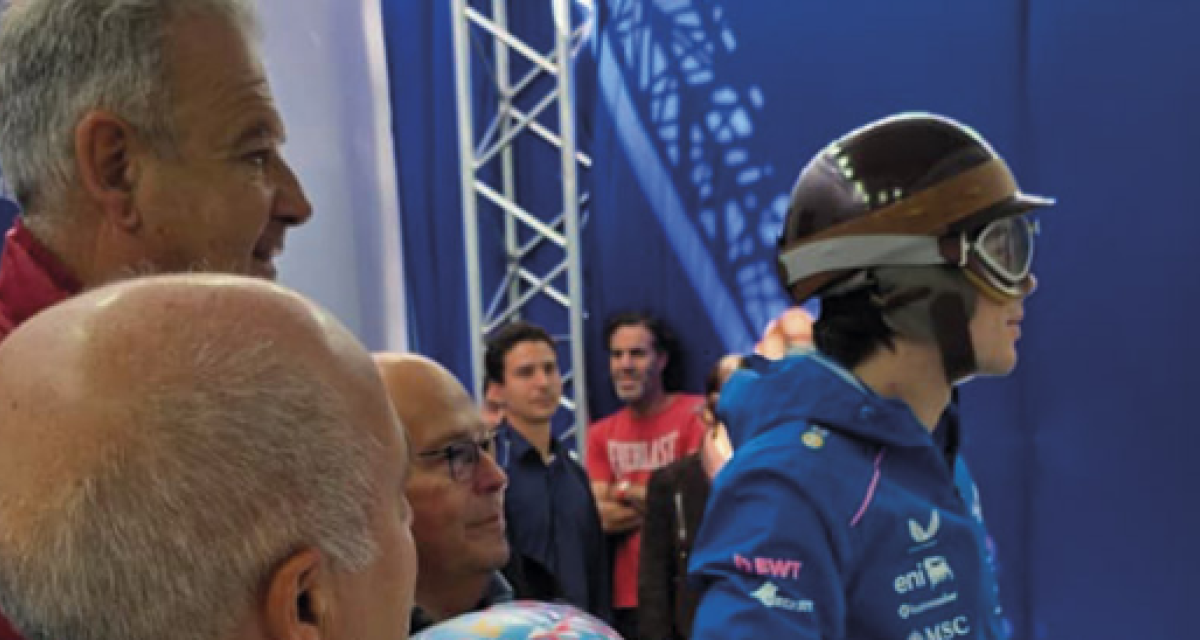 El íntimo momento en el que Colapinto recibió el casco de Fangio en el Road Show