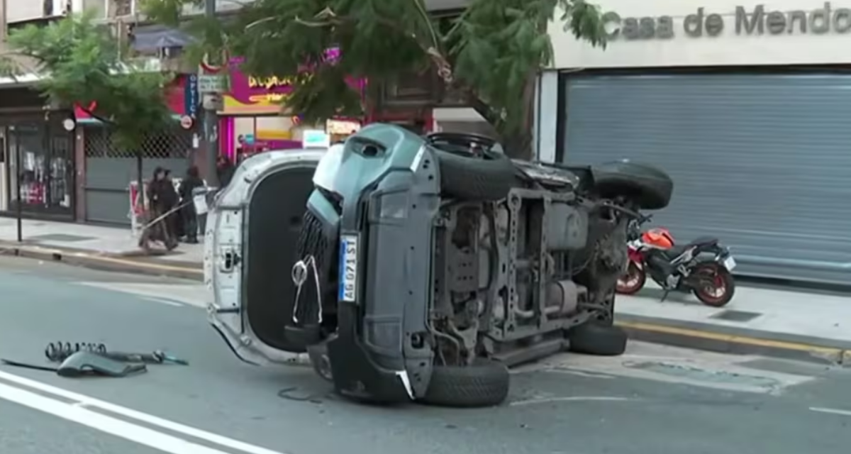 Impactante accidente en CABA: un patrullero chocó y quedó volcado en Corrientes y Callao