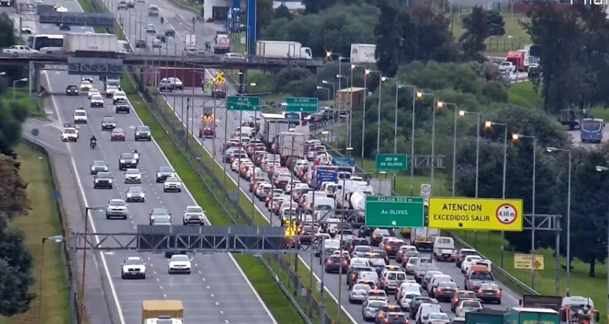Caos en Panamericana: un camión chocó con un puente en Ramal Pilar