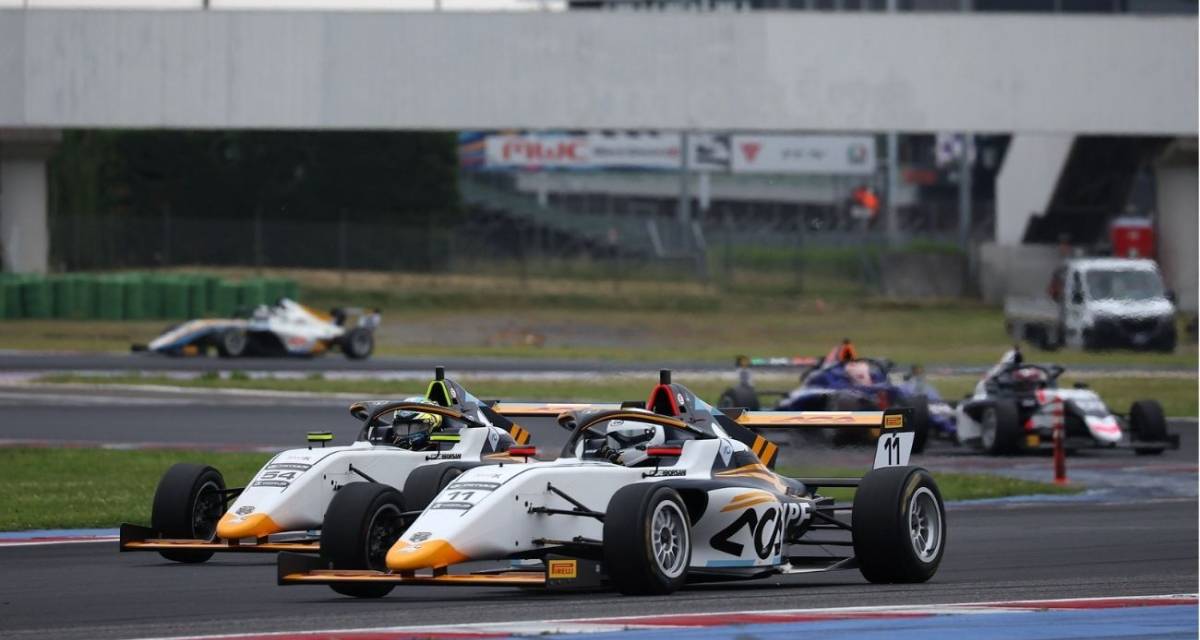 F4 Italiana: Federico Díaz Quaglia y Thiago Palotini disputaron la tercera carrera en Misano
