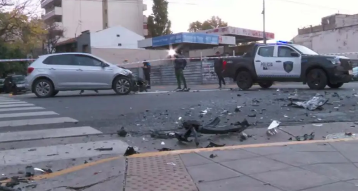 Fuerte choque entre un auto y un taxi en Floresta: hay tres heridos y calles cortadas