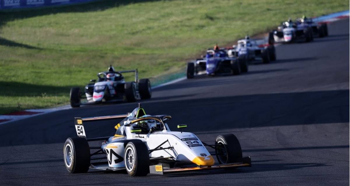 F4 Italiana: Díaz Quaglia sufrió un accidente en la primera vuelta y abandonó la final en Vallelunga