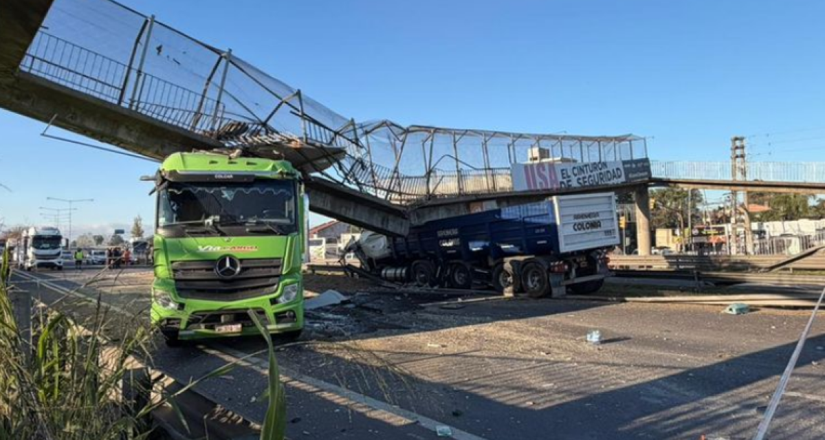 Un camión chocó contra un puente y causó un gran derrumbe en Escobar