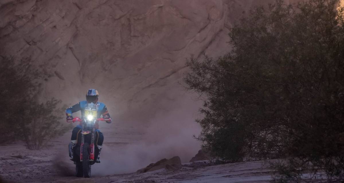 Desafío Ruta 40: Daniel Sanders ganó la primera etapa en motos y Luciano Benavides fue 5to