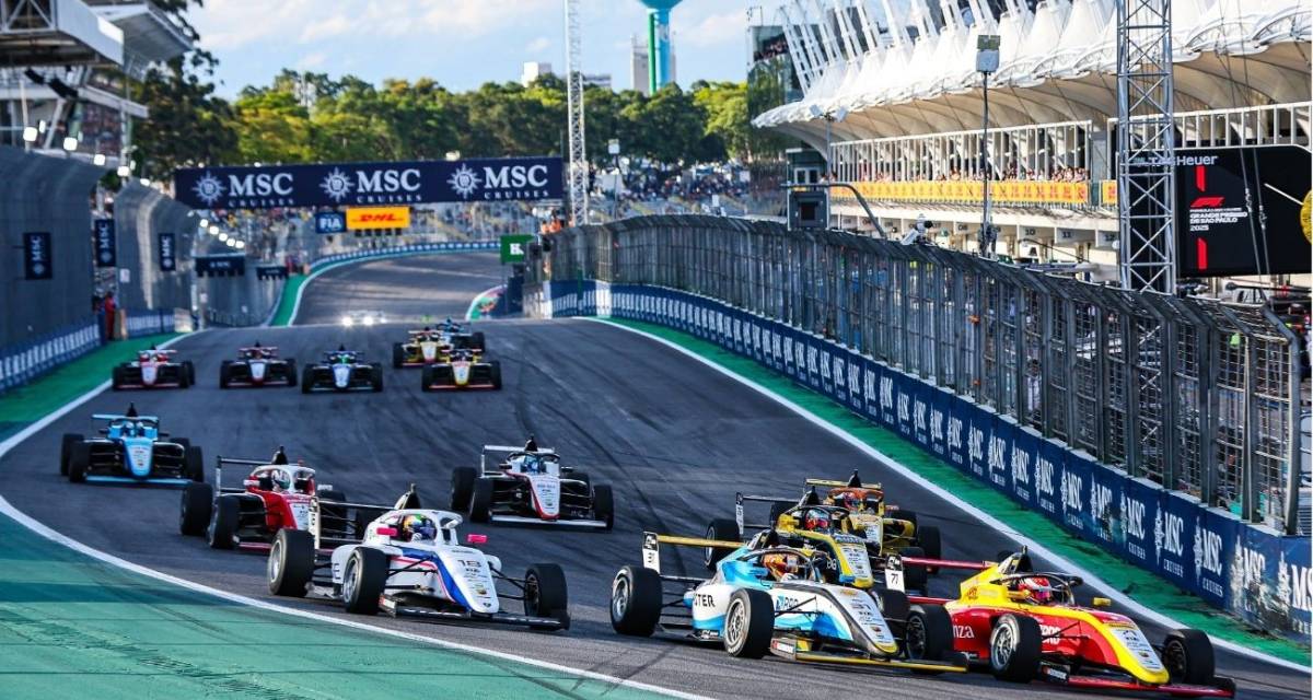 Corrió junto a la Fórmula 1, compartió auto con una figura de Red Bull y está en la escalera FIA: el argentino que se mide con los grandes en Europa