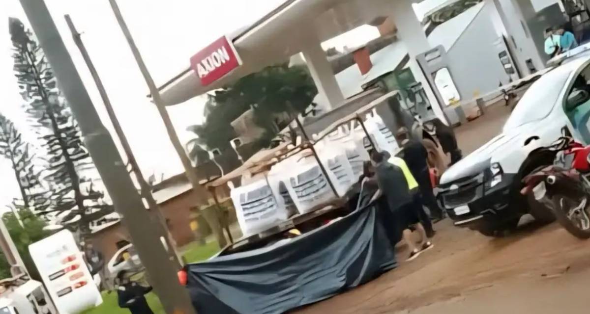 Dos jóvenes en una moto murieron tras ser atropellados por un camión en Corrientes