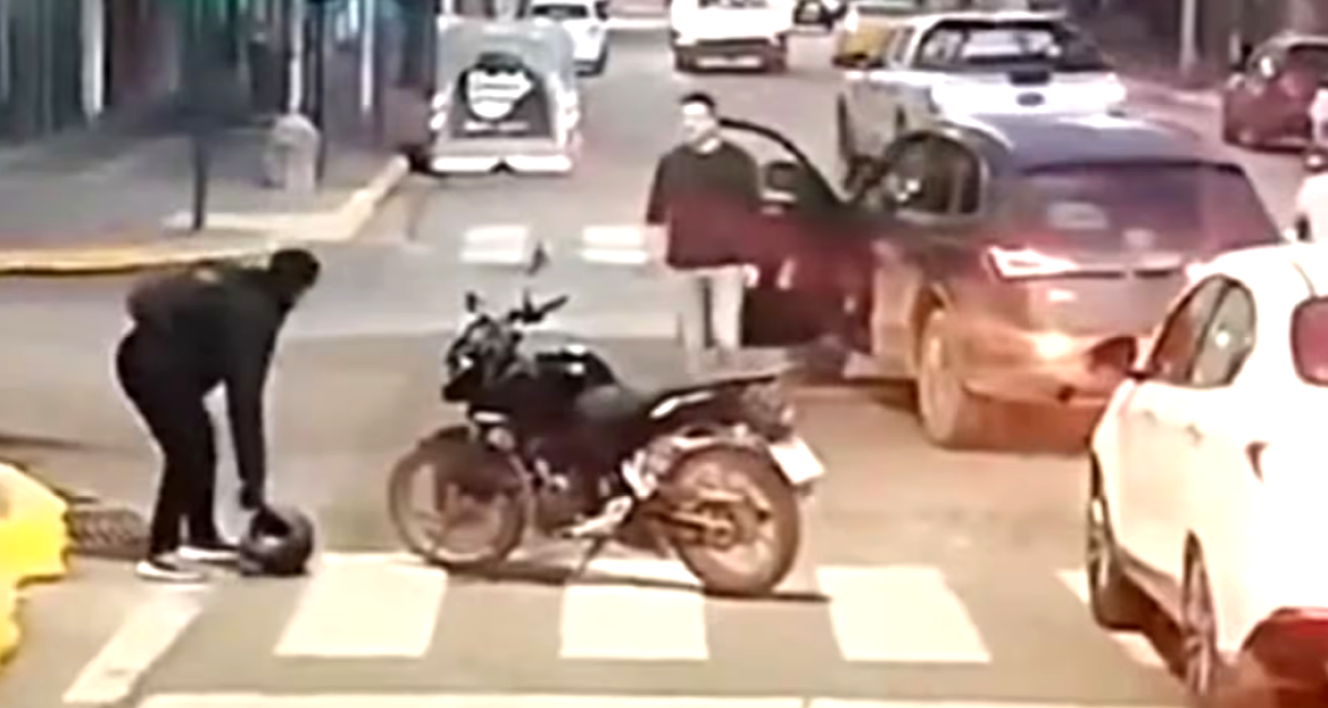 VIDEO: se bajó del auto para discutir con un motociclista, no puso el freno de mano y chocó