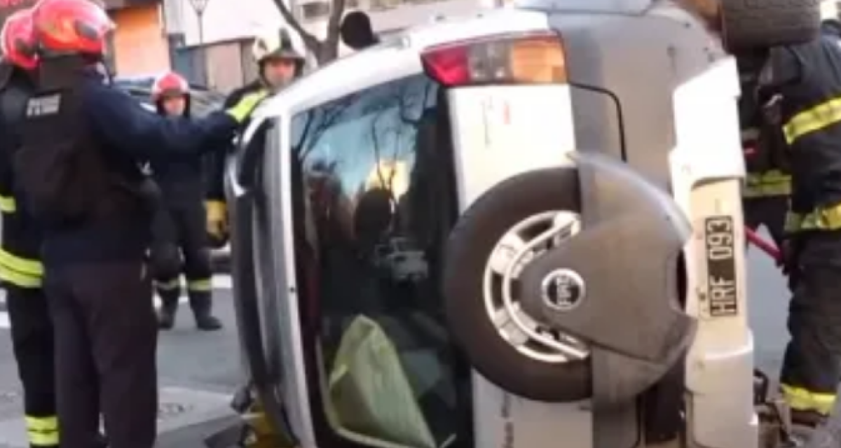 Impactante choque y vuelco en Parque Patricios tras cruzar un semáforo en rojo