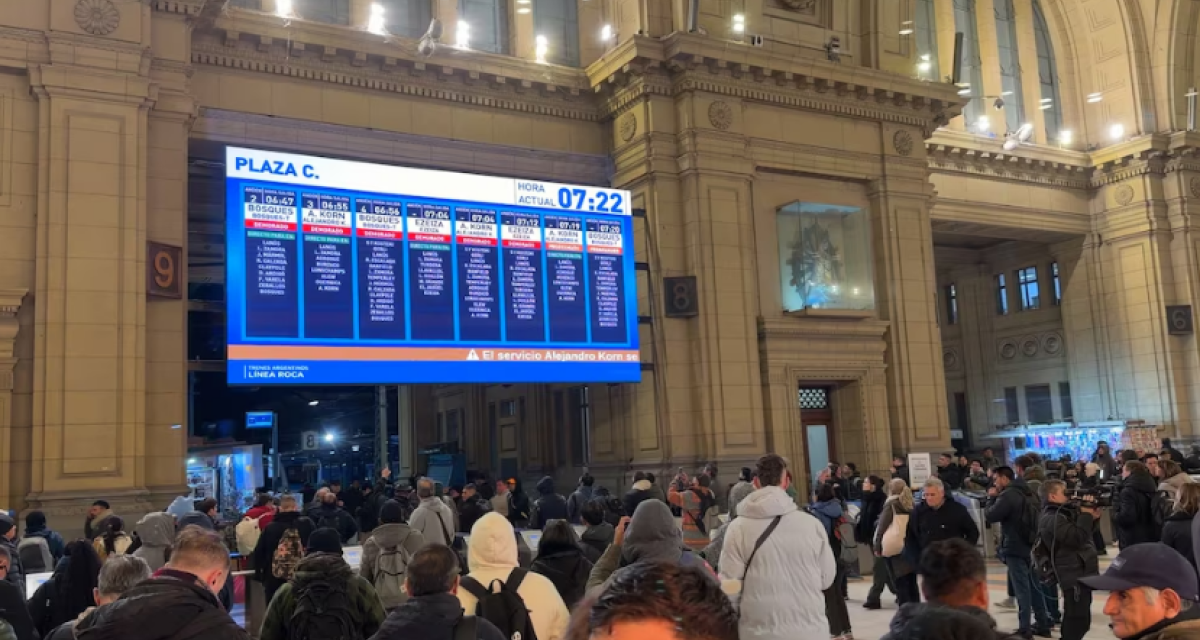 Volvió a funcionar el Tren Roca tras sufrir demoras y cancelaciones por una falla eléctrica en Constitución