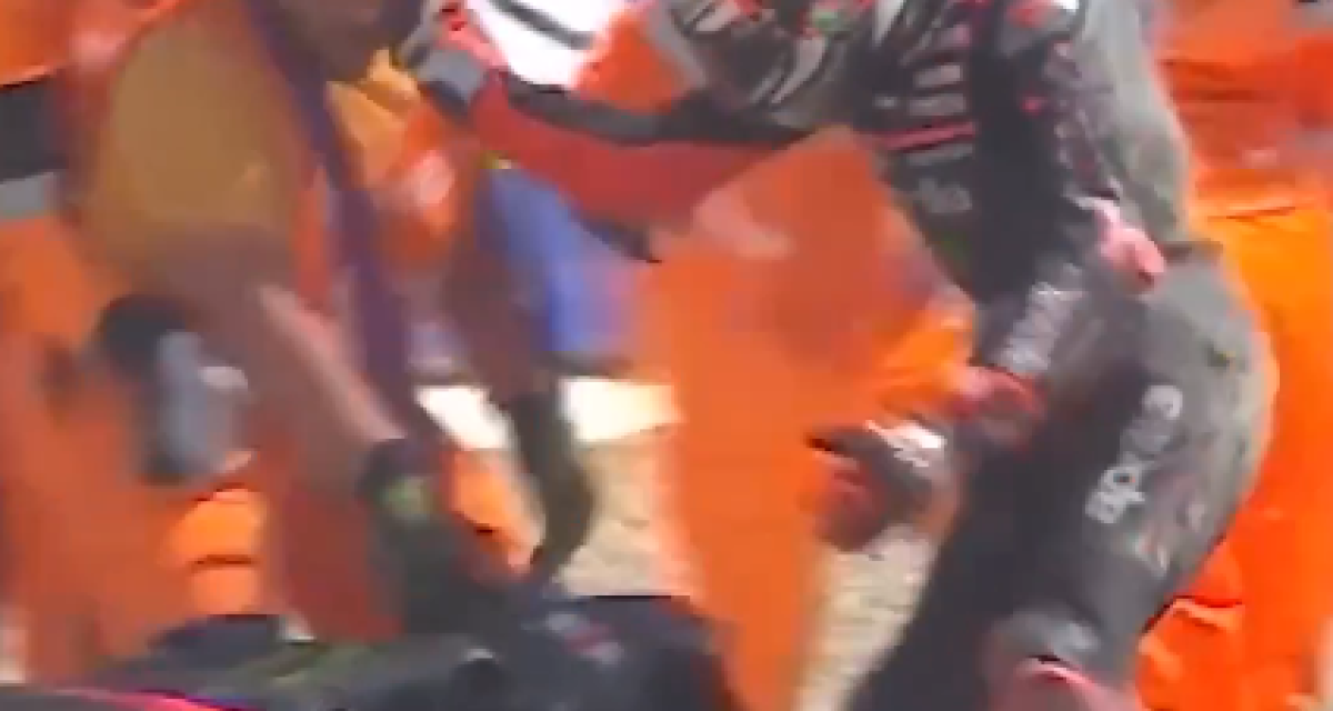 MotoGP: así fue la agresión de Bezzecchi a un auxiliar de pista que generó su suspensión en Brno
