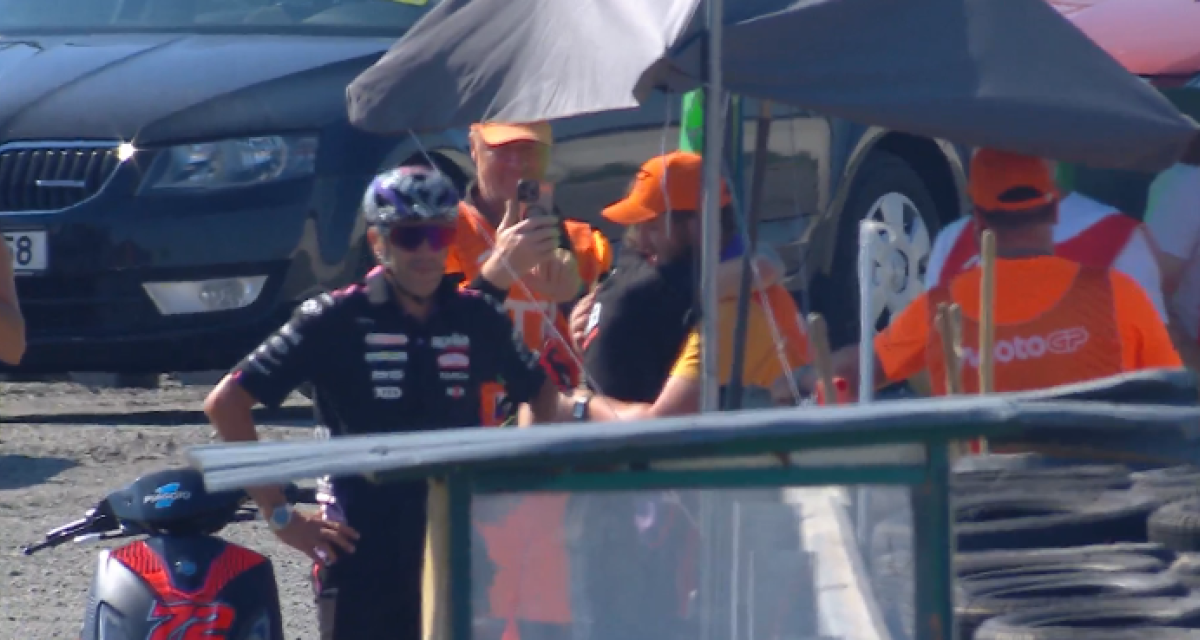 MotoGP: de la tensión al abrazo: las sinceras disculpas de Bezzecchi con el marshall