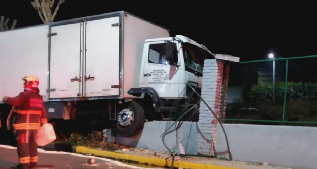 Accidente en Villa Devoto: un camión perdió el control y chocó contra el alambrado del tren San Martín