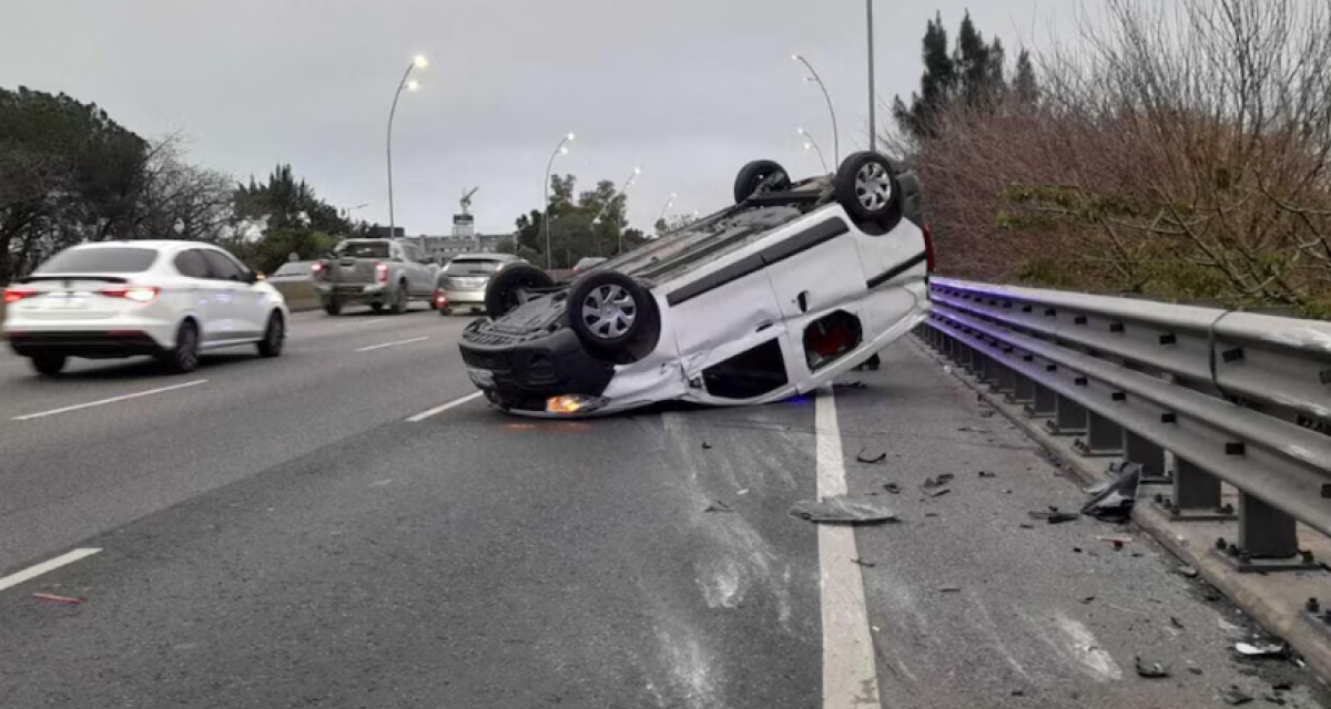 Impactante choque y vuelco en General Paz: hay dos heridos