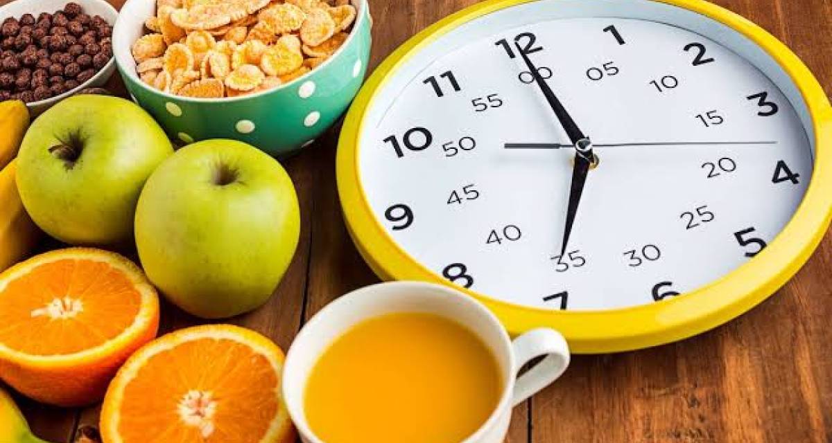 Salud y bienestar: por qué la hora en la que comes importa tanto como los alimentos elegidos