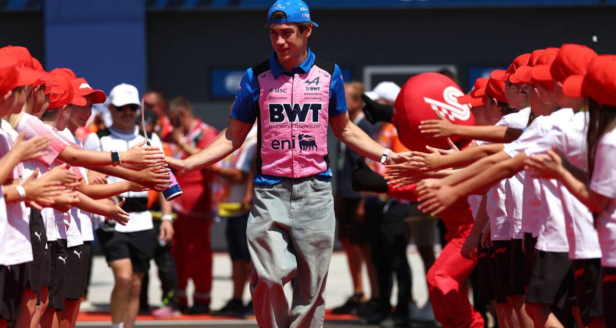 F1: Cábalas, gustos y costumbres, la peculiar entrevista de Colapinto con una comediante británica