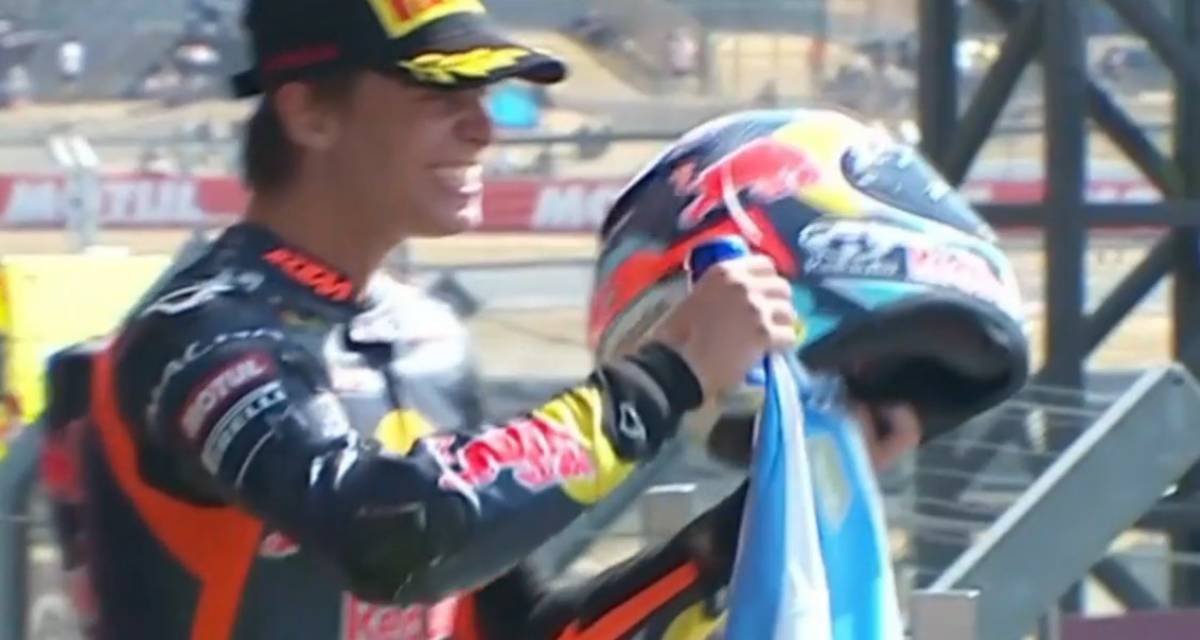 Perrone subió al podio en Silverstone y mostró la camiseta argentina en pleno circuito inglés