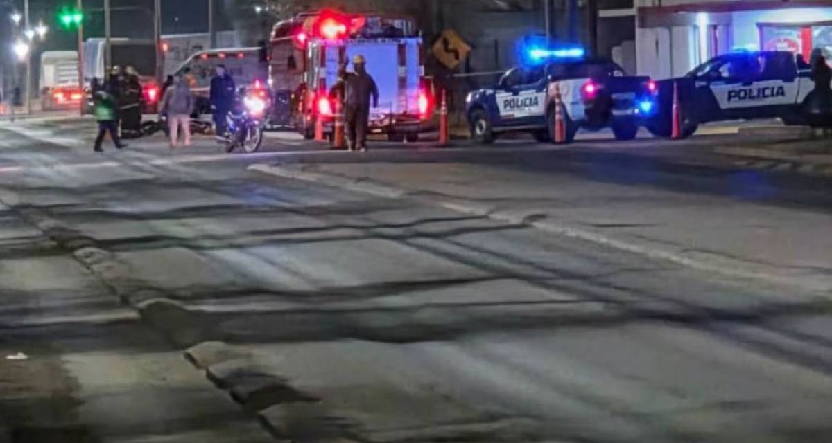 Falleció un médico y exconcejal en Córdoba tras impactar su moto contra un camión