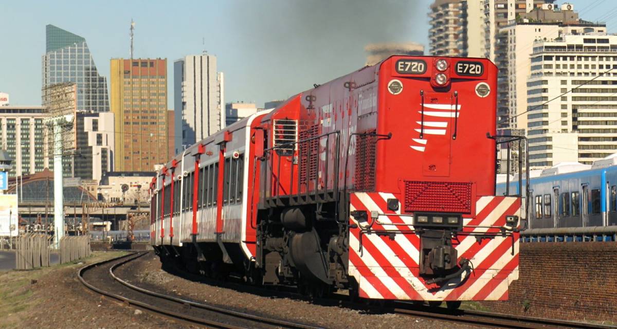 La tiraron de un tren en movimiento mientras intentaban robarle y deberán pagarle una indemnización millonaria