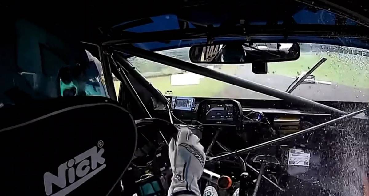 TN APAT: insólito momento para Pernía en Oberá: se le abrió el matafuegos dentro del auto