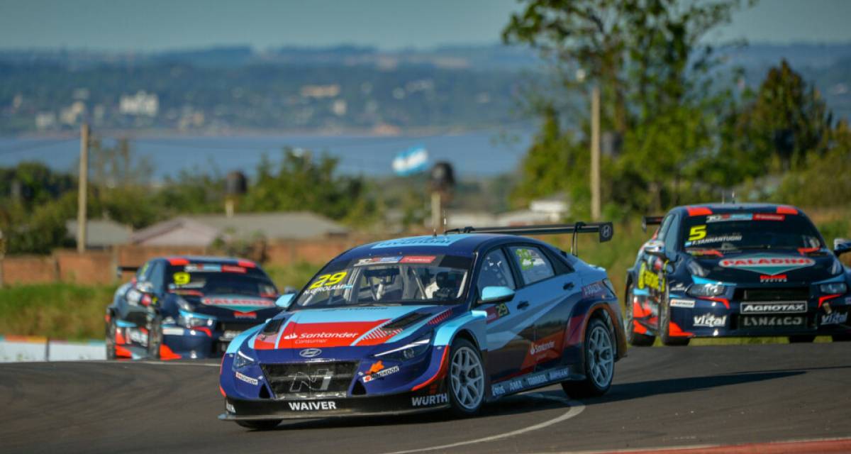Girolami obtuvo la victoria en una accidentada Carrera 1 del TCR South America en Posadas